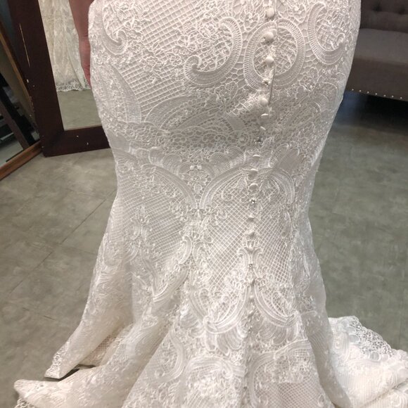 Mermaid Lace IVORY Wedding Dress, Plunging Vneck, Fitted Bum Sexy Fit & Flare - Picture 5 of 12